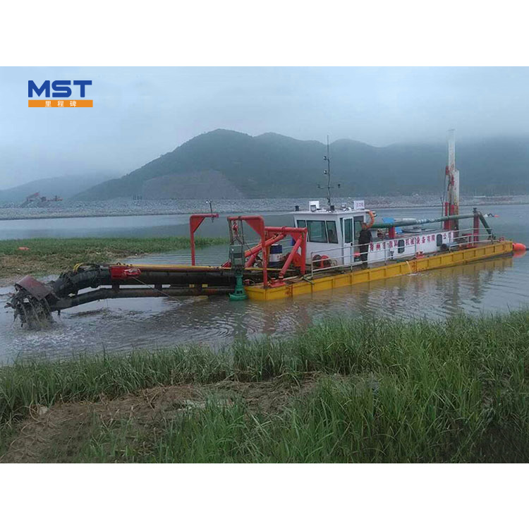 How does a cutter suction dredge work?