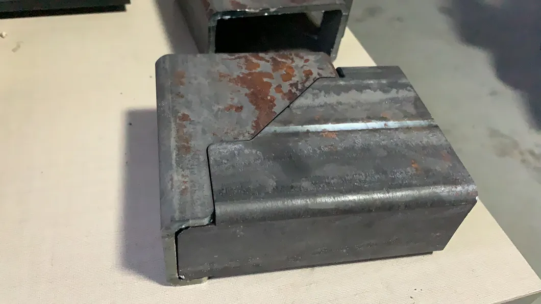 Cutting Carbon Steel, Stainless Steel, A1000W-4000W Metal Tube and Pipe Fiber Laser Cutting Machine Lt-6020e