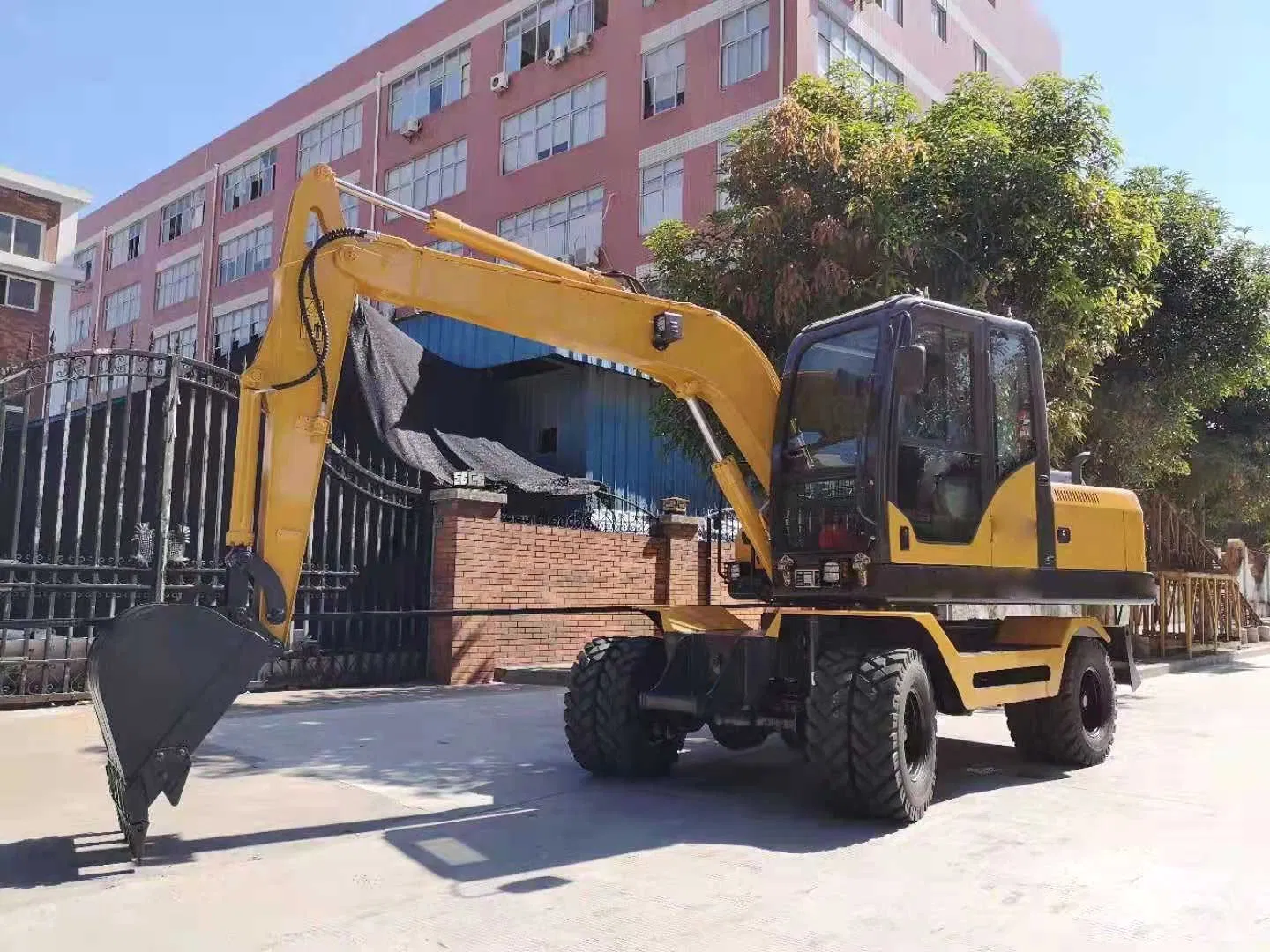 Easy to Deal with All Kinds of Miscellaneous L75W-8y Wheel Excavator