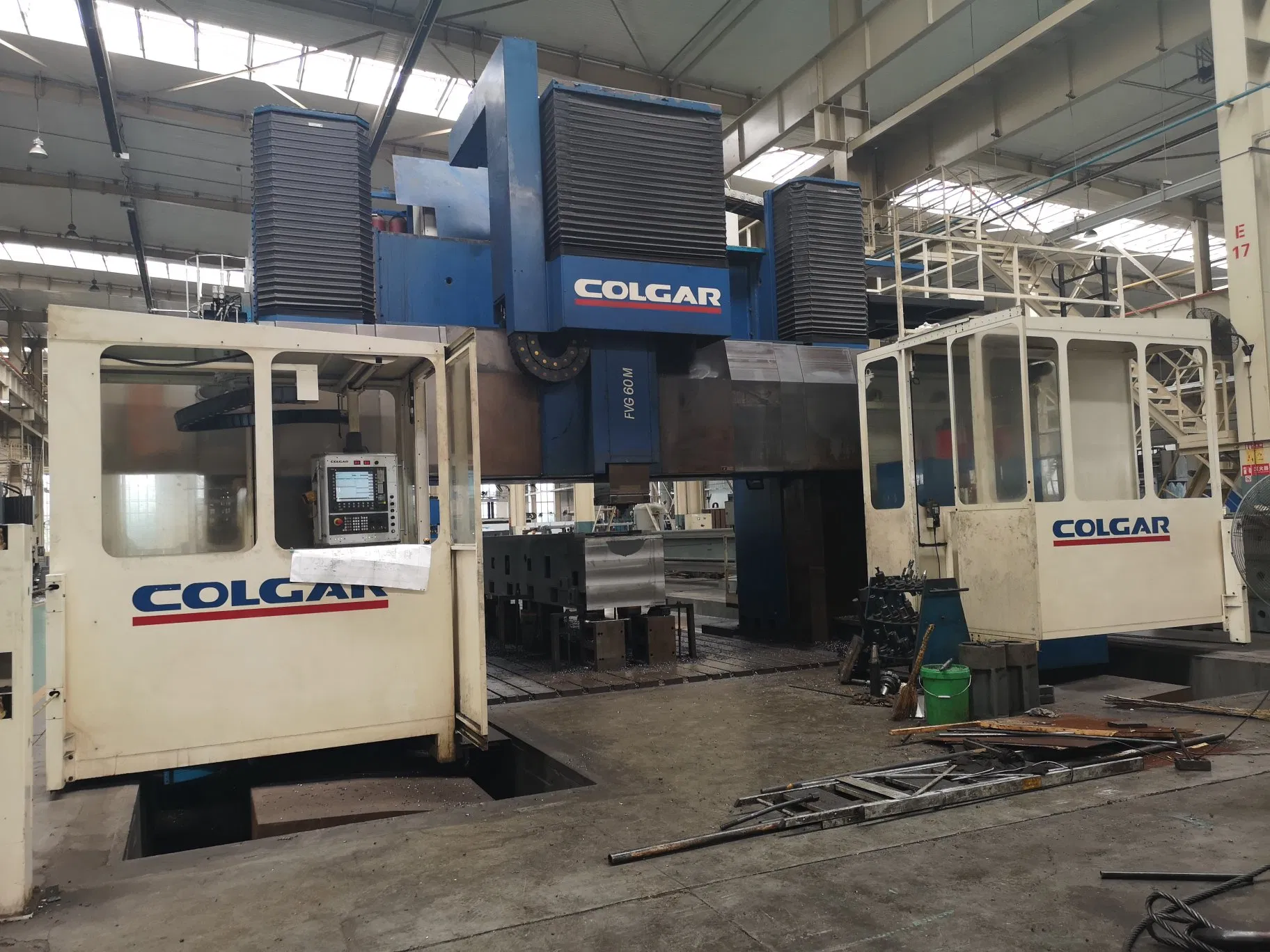 High Precision Fiber Laser Cutting Machine Full-Enclosed with Double Workbench for Metal