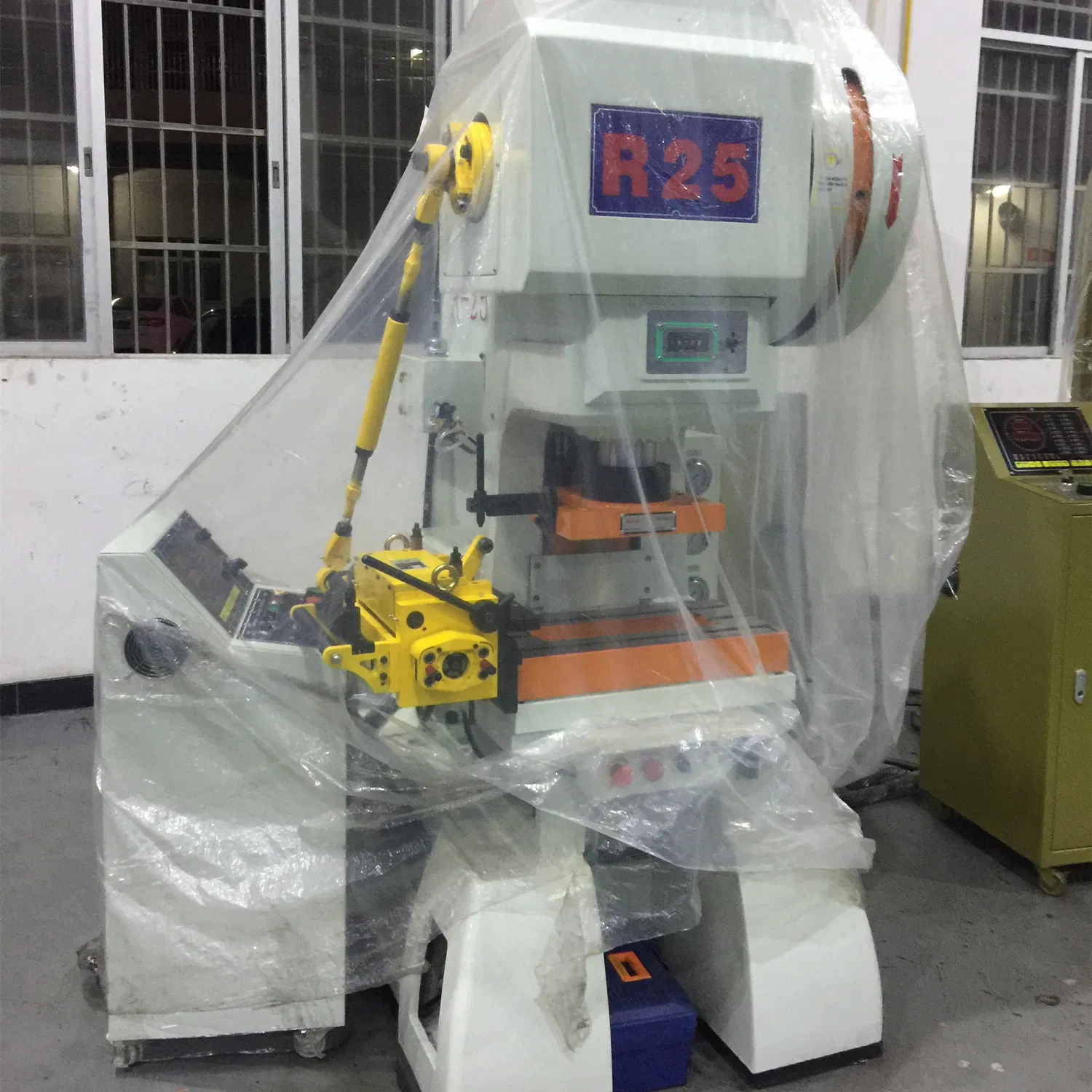 High Speed Power Press Machine Works with Automatic Sheet Metal Feeder in Small Metal Parts