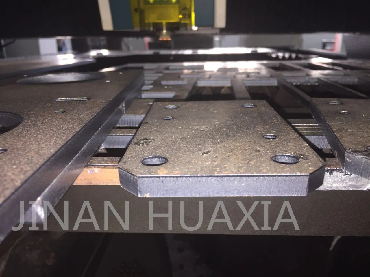 Hot Sale 1530 Fiber Laser CNC Cutting Machine/Cutter/Cutting Table